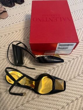 Valentino Garavani Black Patent Leather Block Heel Gold ONE STUD 39 EU 8 US